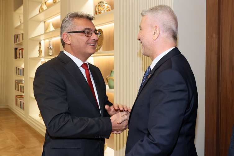 Ticaret Bakanı Bolat, KKTC'de Cumhurbaşkanı Tufan Erhürman ile bir araya geldi