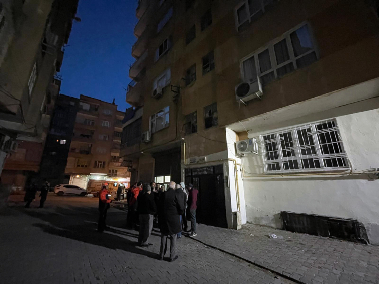 Şanlıurfa'da 6 katlı bina tedbiren boşaltıldı