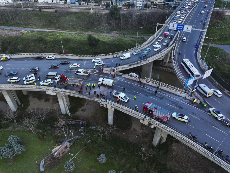 İzmir'de hafif ticari araca çarpan tır viyadükten düştü: 3 yaralı
