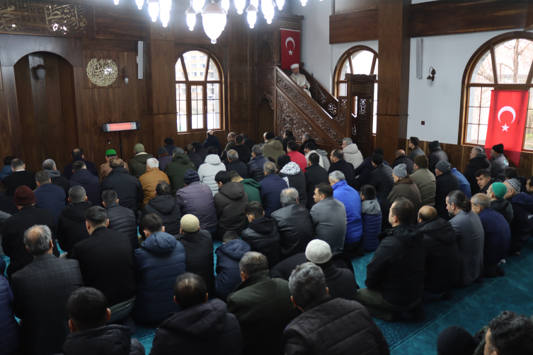 Yeniden inşa edilen Gazze Şehitleri Camii ibadete açıldı