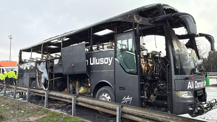 Anadolu Otoyolu'nda yolcu otobüsü alevlere teslim oldu