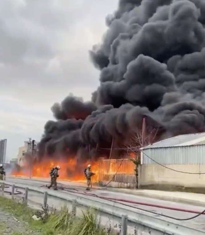 İstanbul'da depo yangını