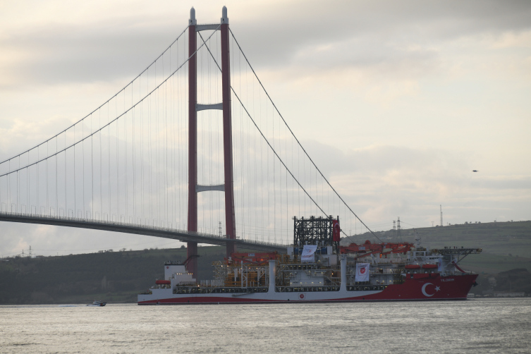 "Yıldırım" Çanakkale Boğazı'ndan geçti