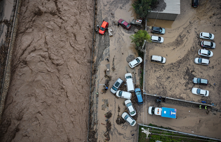 Mersin'de sağanak sele dönüştü: Araçlar su altında kaldı