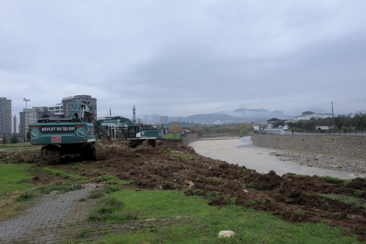 Mersin'deki sel anı kameraya yansıdı