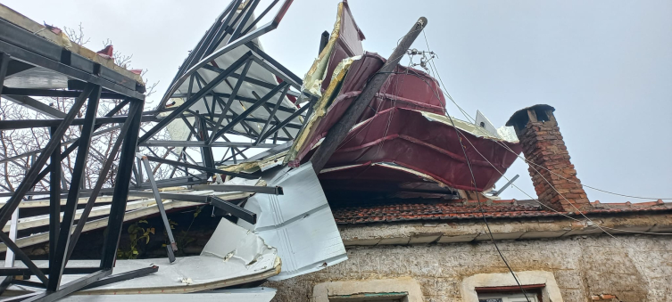 Aydın'da fırtına çatıları uçurdu