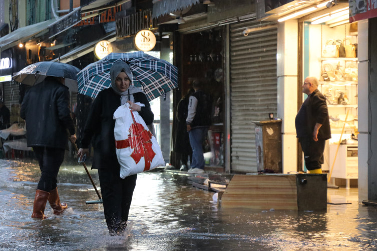 İzmir'de sağanak: Sokaklar su altında kaldı