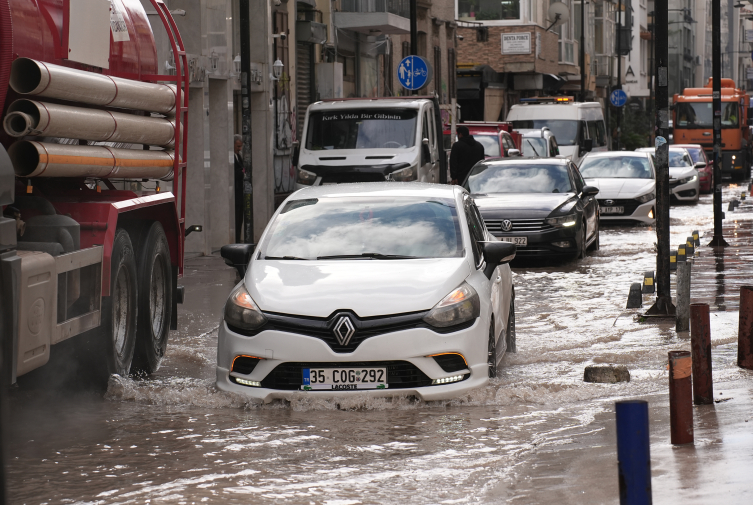 İzmir'de sağanak nedeniyle bazı iş yerlerini su bastı
