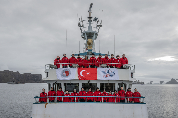 Türk bilim ekibi Antarktika'da: 14 bilimsel proje hayata geçirilecek