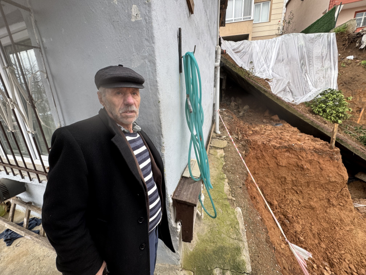 Kocaeli'de istinat duvarı yıkıldı: 2 bina boşaltıldı