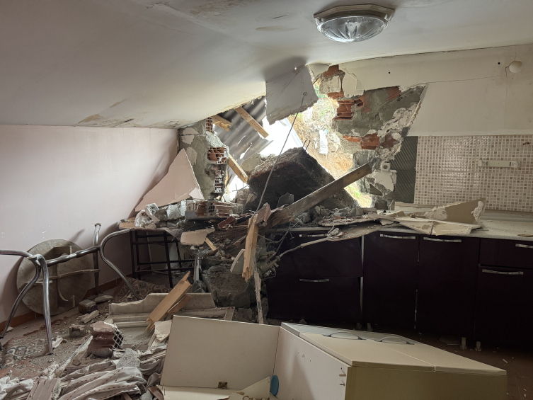 Kocaeli'de istinat duvarı yıkıldı: 2 bina boşaltıldı