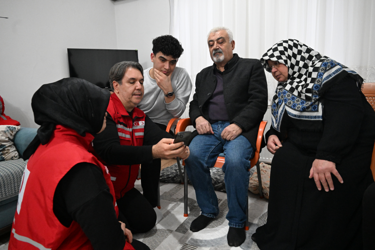 Kızılay ekibinden enkazdan kurtardıkları aileye sürpriz ziyaret