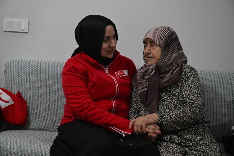 Kızılay ekibinden enkazdan kurtardıkları aileye sürpriz ziyaret