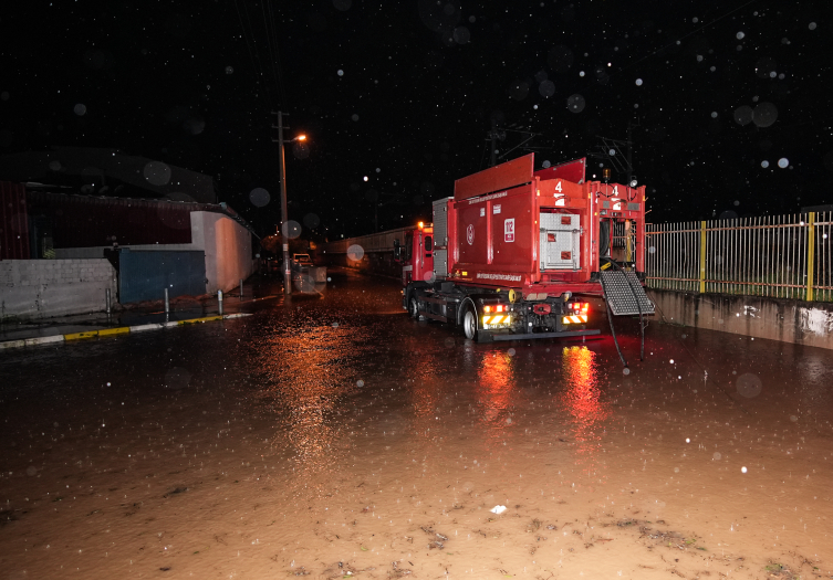 İzmir’de alt geçitte mahsur kalan sürücü hayatını kaybetti