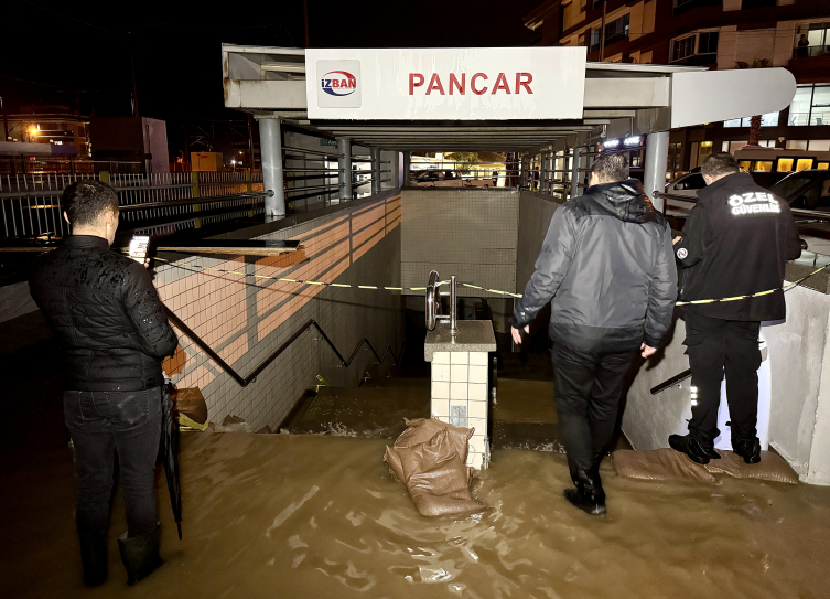 İzmir’de alt geçitte mahsur kalan sürücü hayatını kaybetti