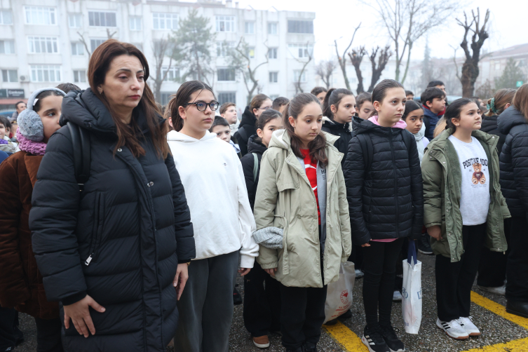 Okullarda 6 Şubat depremlerinde hayatını kaybedenler için saygı duruşu