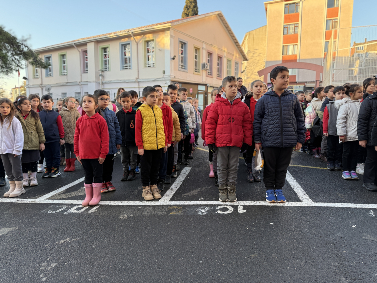 Okullarda 6 Şubat depremlerinde hayatını kaybedenler için saygı duruşu