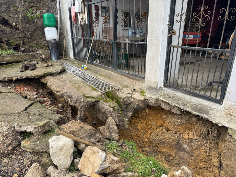 Bartın'da heyelan: 3 evde çatlaklar oluştu