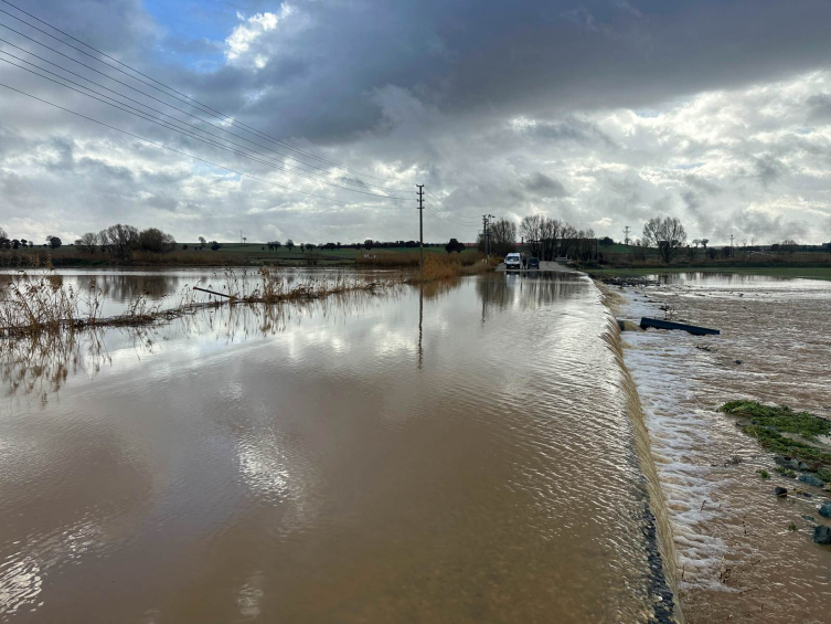 Uşak'ta tarım arazilerini ve iş yerlerini su bastı