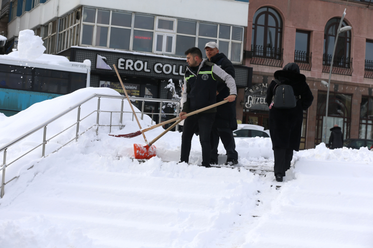 Doğu'da kar yağışı etkili oluyor