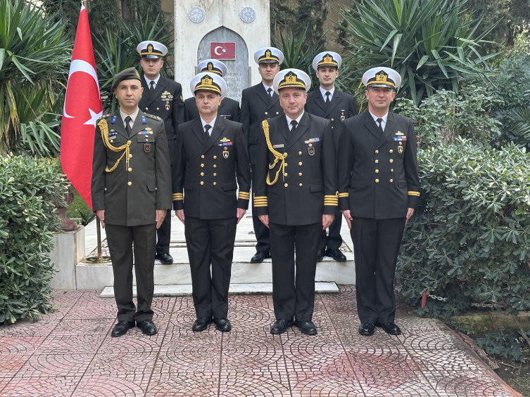 'TCG Anamur' mayın avlama gemisi NATO görevi için Yunanistan'da