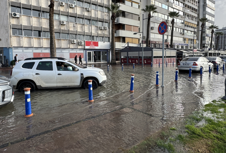 İzmir'de fırtına nedeniyle deniz taştı