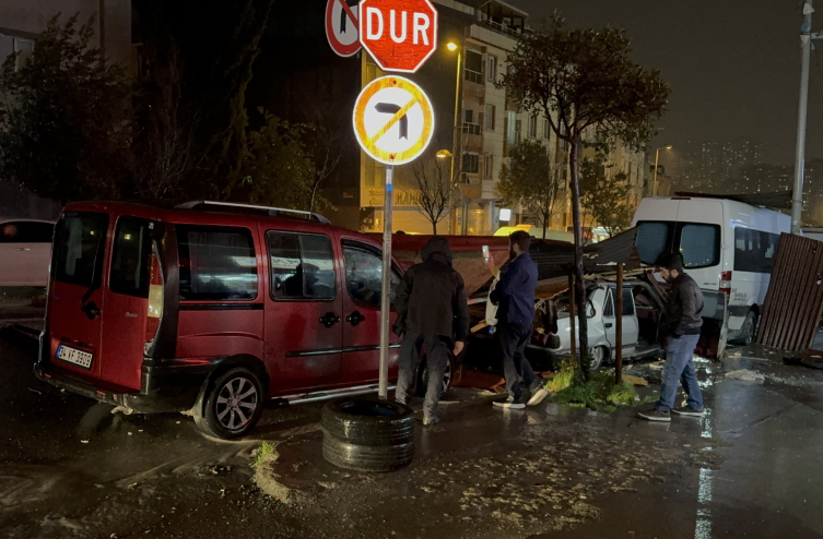 İstanbul'da fırtına hayatı olumsuz etkiledi