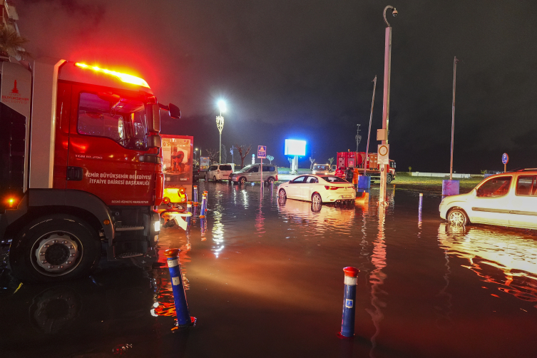 İzmir'de sağanak: İş yerleri ve yollar su altında kaldı