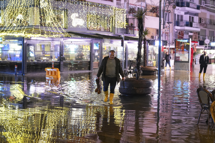 İzmir'de sağanak: İş yerleri ve yollar su altında kaldı