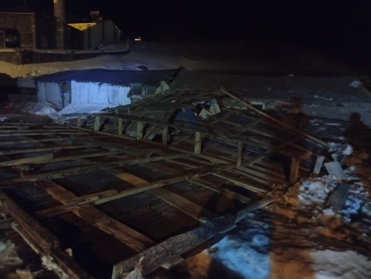 Ardahan'da şiddetli rüzgar: Çatılar uçtu