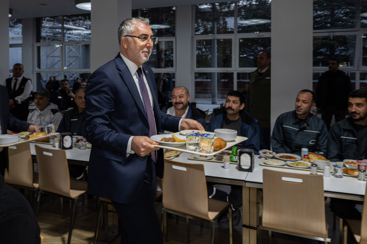 Bakan Işıkhan ilk iftarını işçilerle yaptı