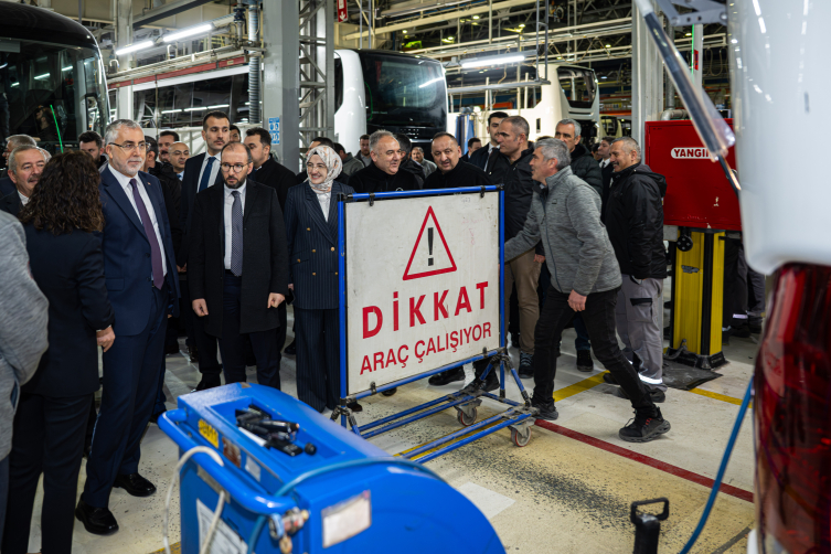 Bakan Işıkhan ilk iftarını işçilerle yaptı