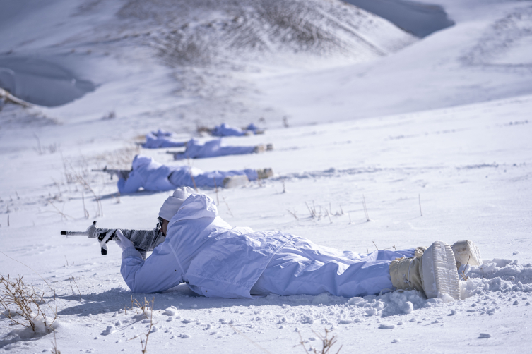 Özel harekat polisleri zorlu kış şartlarında görevlerine hazır