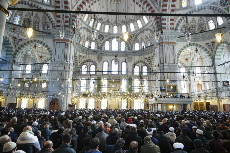 Camilerde ramazanın ilk cuma namazı kılındı