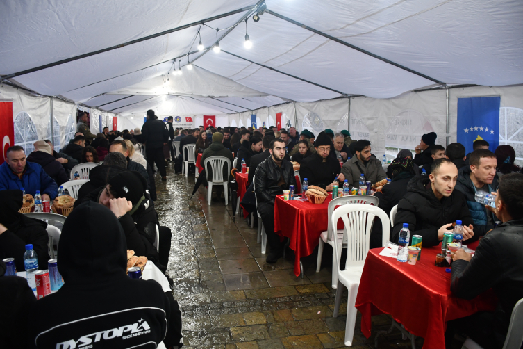 Mehmetçik Kosova'da iftar verdi