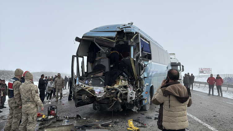 Erzurum'da 2 ayrı zincirleme kaza: 1 ölü, 31 yaralı