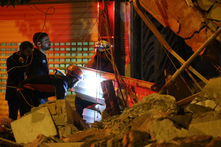 Hatay'da hasarlı bina yıkım esnasında çöktü