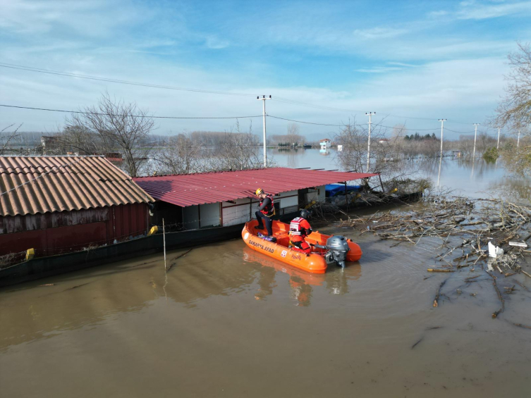Edirne’de nehir taşkınında mahsur kalan 3 kişi kurtarıldı