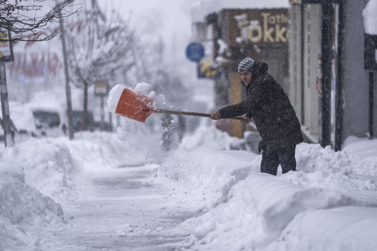 Erzurum'da araçlar kar altında kayboldu