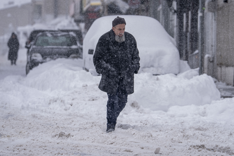 Erzurum'da araçlar kar altında kayboldu