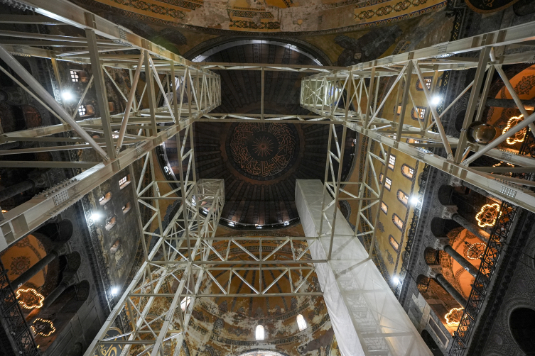 Bakan Ersoy: Ayasofya'da süreç devam ediyor, Sultanahmet'te çalışmalar tamamlandı