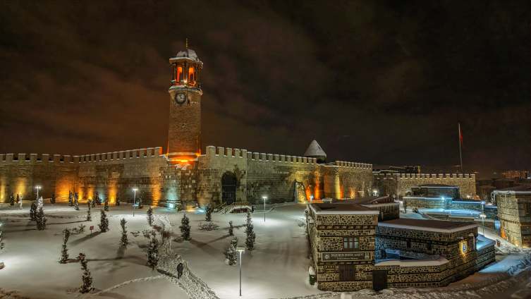 Erzurum'da tarihi yapılar beyaz örtüyle kaplandı