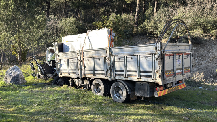 Karabük'te otomobille kamyon çarpıştı: 2 ölü, 4 yaralı