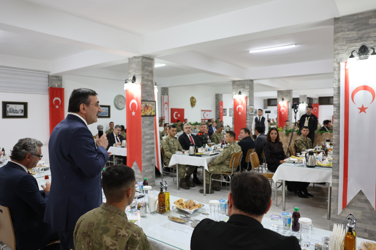 Cumhurbaşkanı Yardımcısı Yılmaz, KKTC'de Mehmetçikle iftar yaptı
