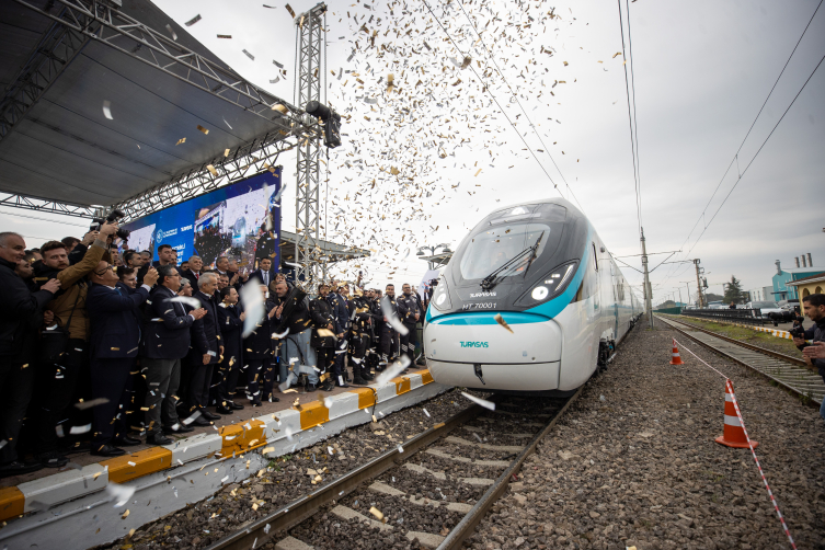 Bakanlar Uraloğlu ve Gürlek, milli hızlı trenin yol testleri törenine katıldı