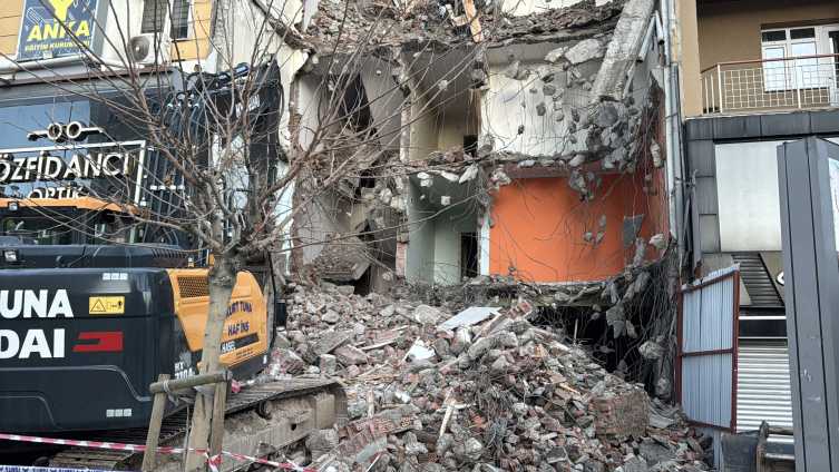 Sivas'ta yıkım sırasında bitişikteki bina hasar gördü