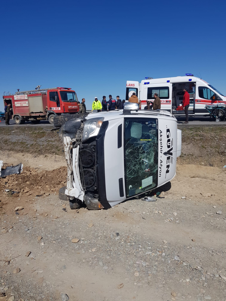 Afyonkarahisar'da tır ile minibüs çarpıştı: 11 yaralı