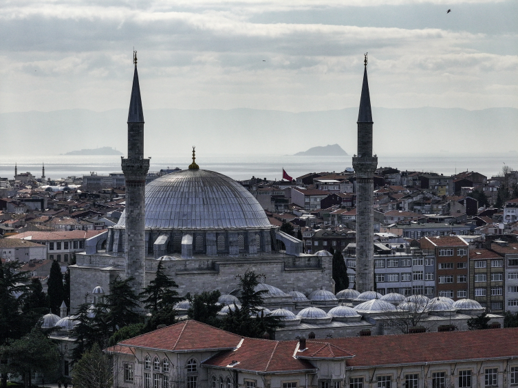 Haliç'e hakim konumuyla Yavuz Sultan Selim Camii