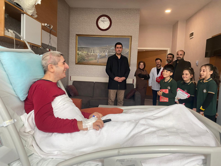 Minik öğrenciler, okudukları hikayelerle hastalara moral oluyor