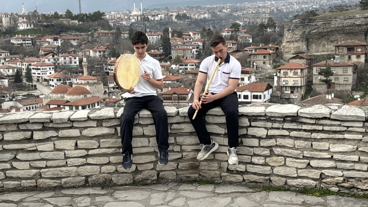 Lise öğrencileri Safranbolu'da geleneksel Türk müziğini tanıtıyor